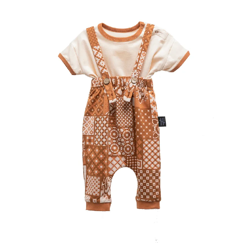 Elegant And Simple Cinnamon Mosaic Overalls Outfit