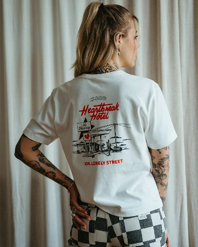 Trendy Comfort Heartbreak Hotel T-Shirt - Off White